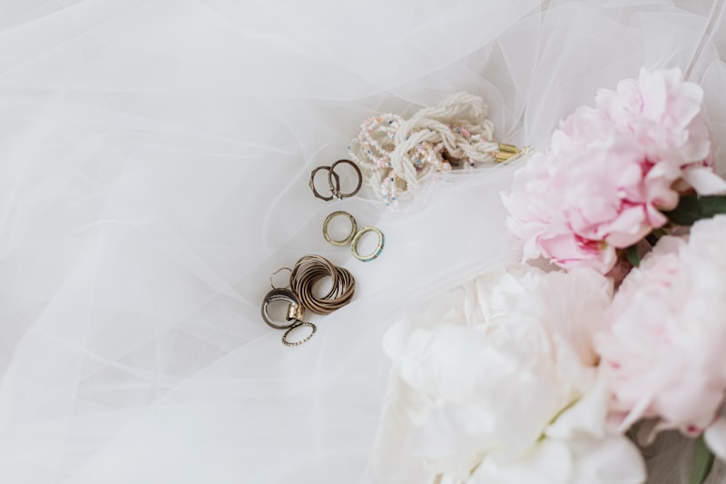 Whimsical Bridal Hair Accessories for Retro Styles: Enhance Your Vintage Vibe