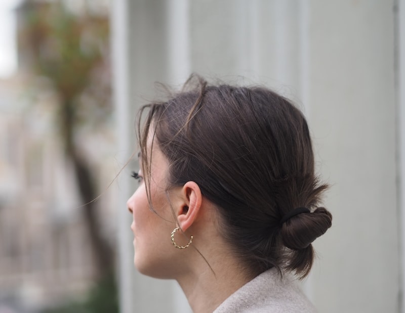 How to Choose Hairpins That Suit Your Dress Neckline